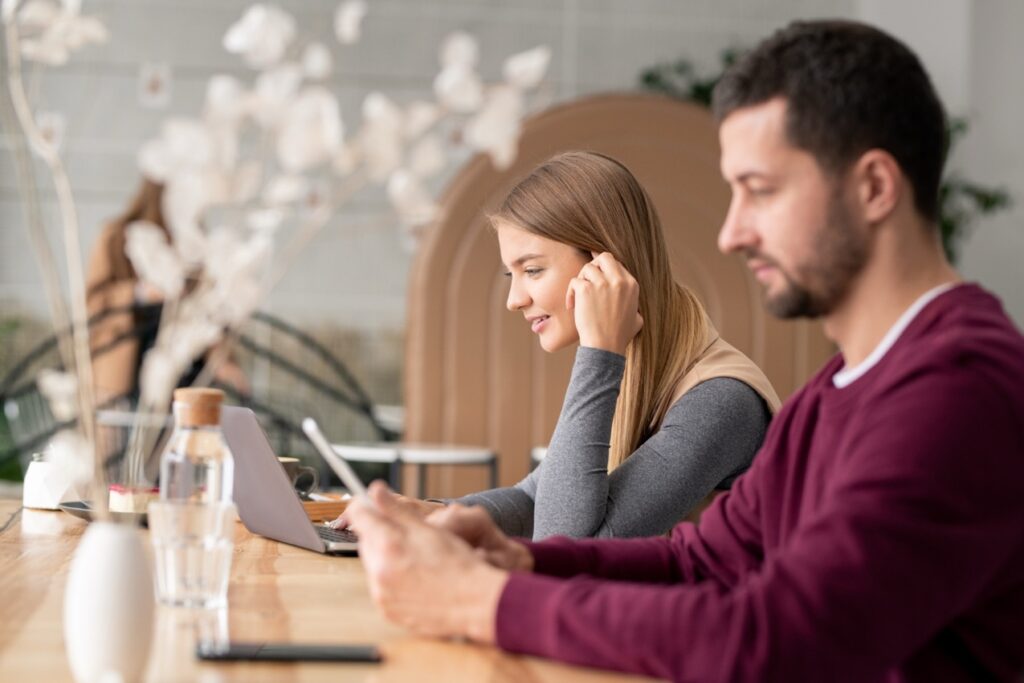 ThinkBook marki Lenovo to odpowiedź na dynamicznie rosnące potrzeby nowoczesnych pracowników, którzy od sprzętu biznesowego oczekują nie tylko doskonałej wydajności i bezpieczeństwa, lecz także stylowego wyglądu