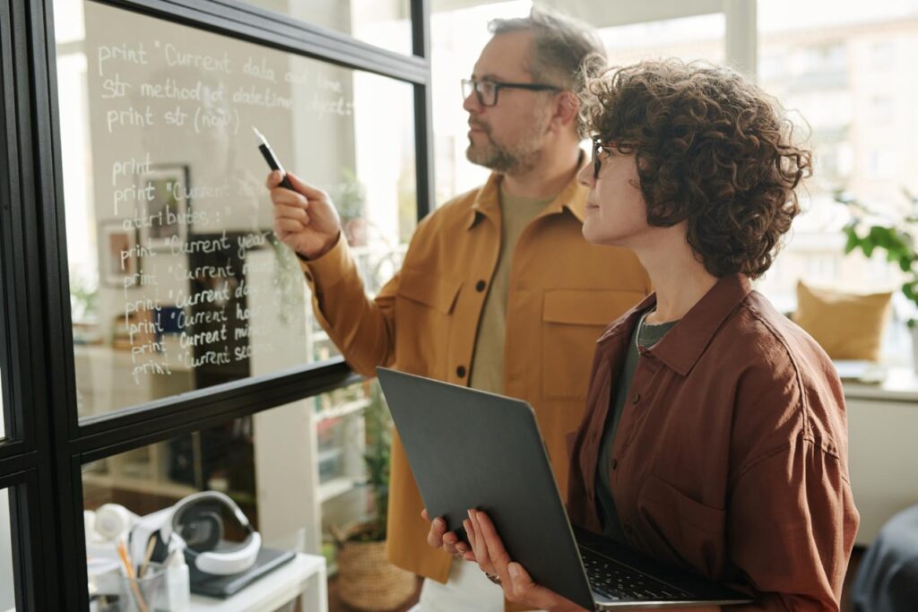 ThinkBook marki Lenovo to odpowiedź na dynamicznie rosnące potrzeby nowoczesnych pracowników, którzy od sprzętu biznesowego oczekują nie tylko doskonałej wydajności i bezpieczeństwa, lecz także stylowego wyglądu