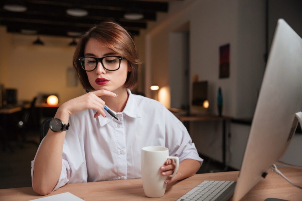 Wybór sprzętu do biura rachunkowego lub działu finansowego w małej firmie to poszukiwanie równowagi między wydajnością, ergonomią a estetyką stanowiska pracy