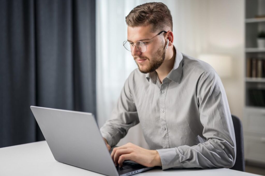 Ergonomia pracy z laptopem bywa krytykowana, jednak w przypadku 16‑calowego ProBooka różnica w stosunku do AIO jest mniej odczuwalna, a korzyści wynikające z elastyczności są znaczące