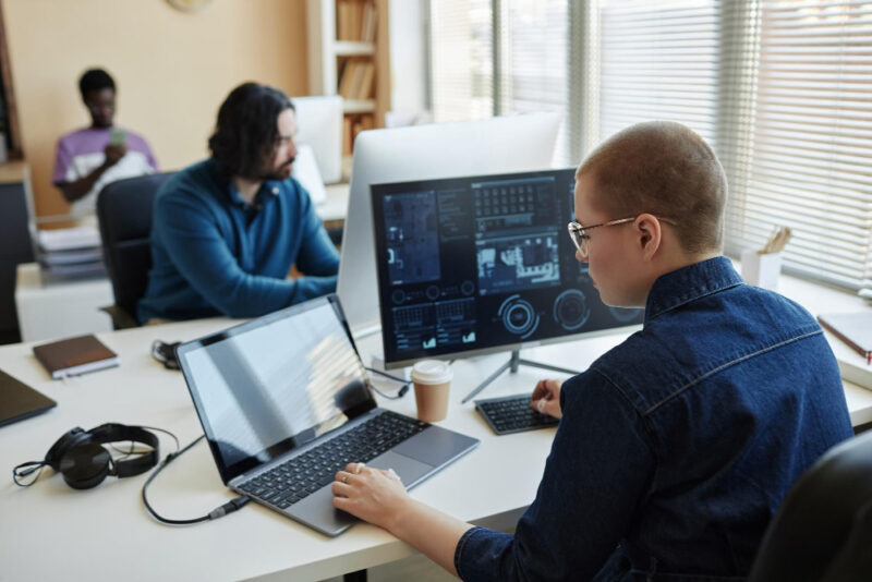HP ProBook 4 14 to seria skierowana do użytkowników oczekujących stabilnej wydajności w pracy biurowej, projektowej i analitycznej, bez konieczności korzystania ze stacji roboczej z dedykowaną kartą graficzną